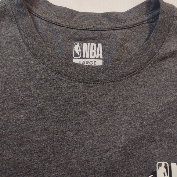 NBA Basketball Grey Short Sleeve T Shirt Size Large - Picture 4 of 6
